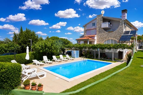 Property building, Day, Garden view, Pool view, Swimming pool, sunbed