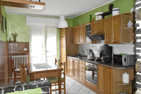 Kitchen or kitchenette, Photo of the whole room, Dining area