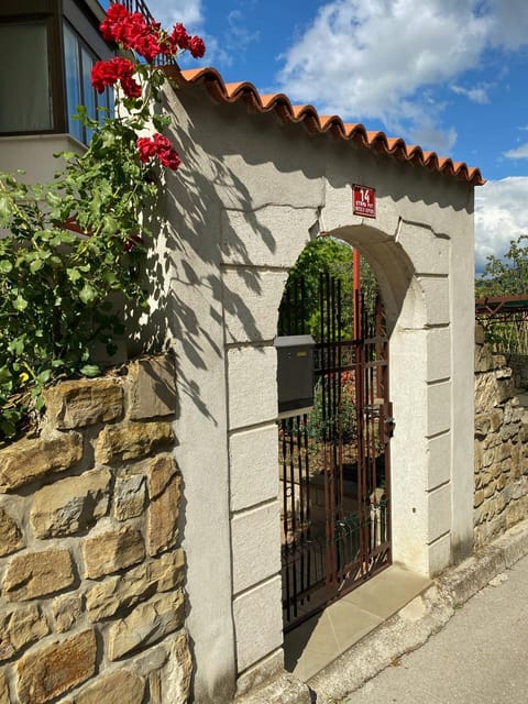 Property building, Facade/entrance, Day