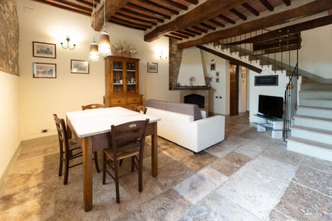 TV and multimedia, Living room, Seating area, Dining area