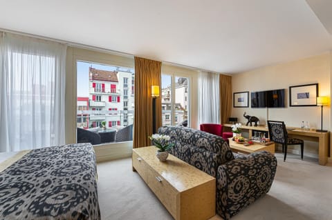 Bed, TV and multimedia, View (from property/room), Balcony/Terrace, Living room, Seating area, Bedroom