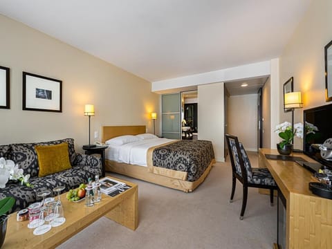 Bed, TV and multimedia, Photo of the whole room, Decorative detail, Seating area, Bedroom