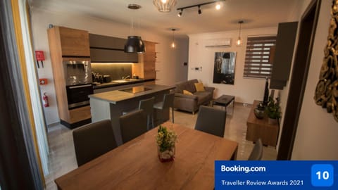 Kitchen or kitchenette, Living room, Seating area, Dining area