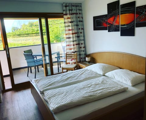 Bed, Balcony/Terrace, Photo of the whole room, Bedroom, Garden view