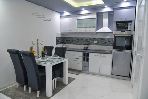 Kitchen or kitchenette, Dining area