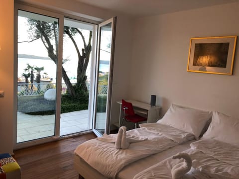 Photo of the whole room, Sea view