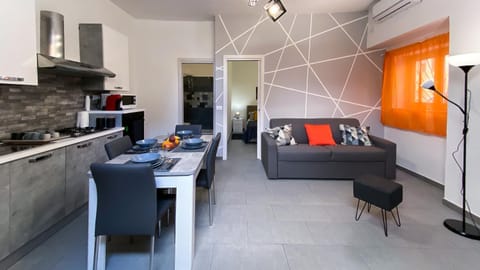 Kitchen or kitchenette, Living room, Seating area, Dining area, minibar, pet friendly, stove