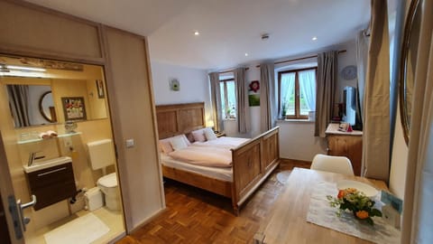 Shower, Toilet, Bed, Bathroom, TV and multimedia