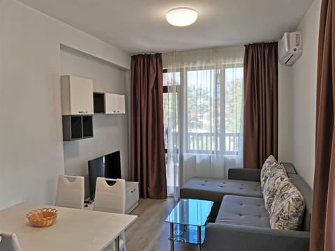 TV and multimedia, Living room, Seating area, Dining area, air conditioner