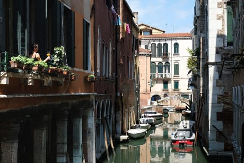 Property building, Coffee/tea facilities, View (from property/room), Balcony/Terrace, Seating area, River view, Sunrise, Sunset