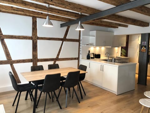 Kitchen or kitchenette, Dining area