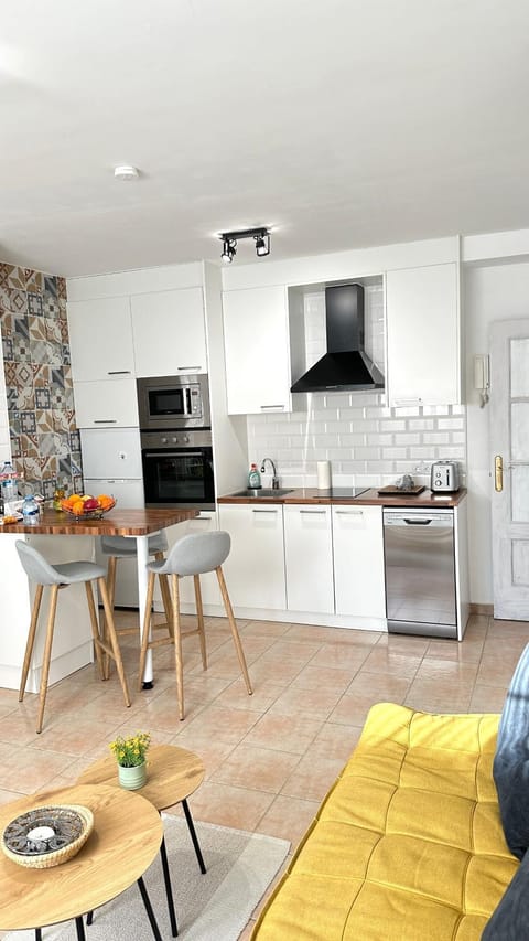 TV and multimedia, Kitchen or kitchenette, Living room, Food and drinks, Seating area, Dining area, Food, dishwasher, minibar, pet friendly, stove