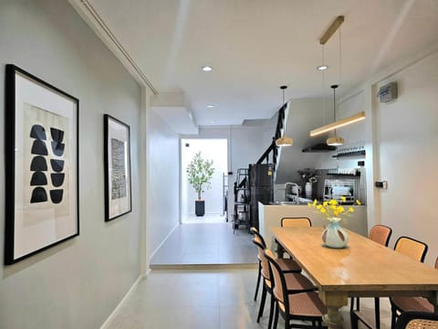 Kitchen or kitchenette, Living room, Seating area, Dining area