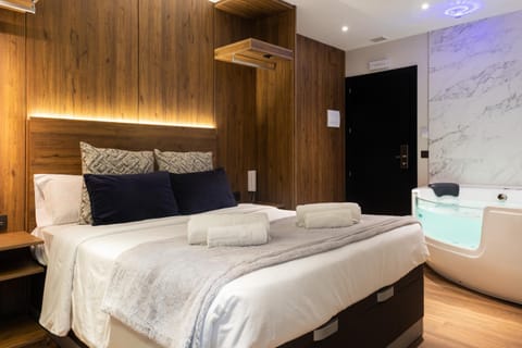 Shower, Bed, Hot Tub, Bathroom, Photo of the whole room, towels, air conditioner