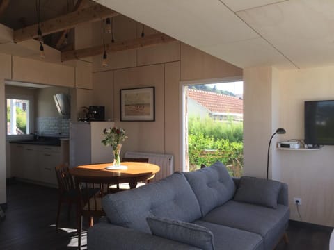 Day, Summer, TV and multimedia, Living room