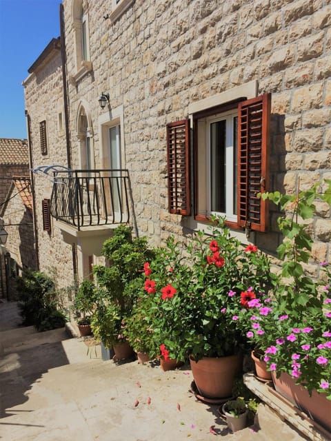 Property building, Facade/entrance, Day, Balcony/Terrace, Balcony/Terrace, Street view, Street view