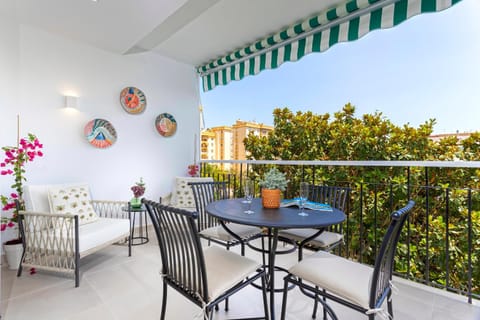 Patio, View (from property/room), Balcony/Terrace, Living room, Seating area, Dining area, Street view