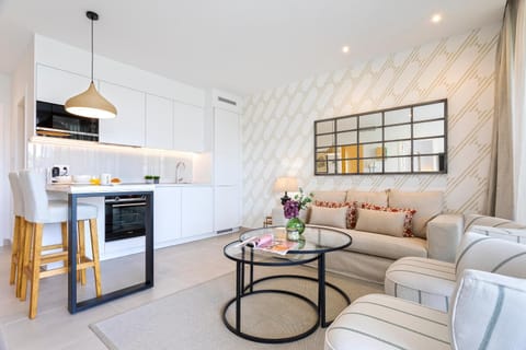 Kitchen or kitchenette, Living room, Seating area, Dining area, oven, stove