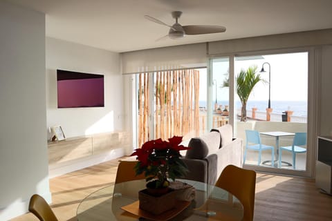 Natural landscape, TV and multimedia, Living room, Seating area, Dining area, Sea view