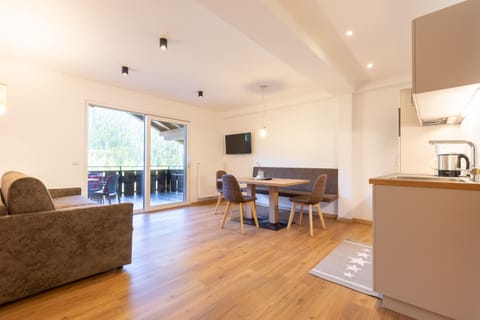 Kitchen or kitchenette, Living room, Seating area, Dining area