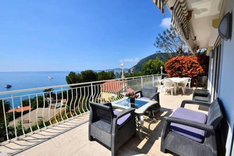 Villa piscine Eze bord de mer à 500m de la plage Villa in Eze