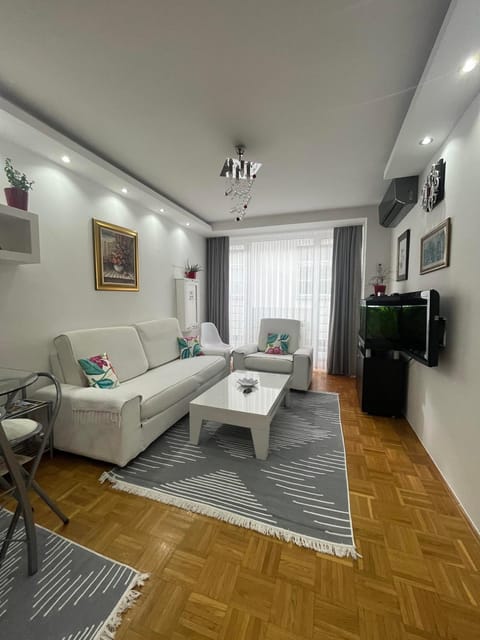 Property building, TV and multimedia, Living room, Seating area, Evening entertainment