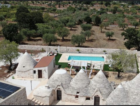 Property building, Day, Natural landscape, Bird's eye view, Pool view, Swimming pool, sunbed