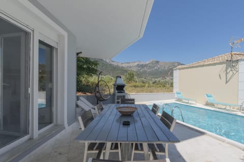 Dining area, Mountain view, Swimming pool