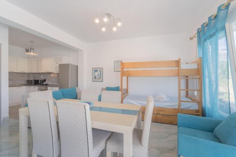 Kitchen or kitchenette, Living room, Seating area, bunk bed