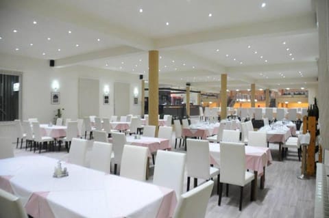 Restaurant/places to eat, Banquet/Function facilities