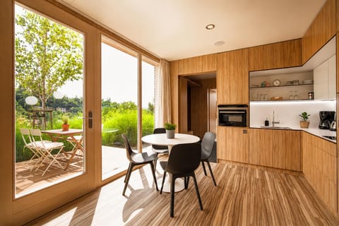 Garden, Coffee/tea facilities, Kitchen or kitchenette, Dining area, Garden view, oven, stove