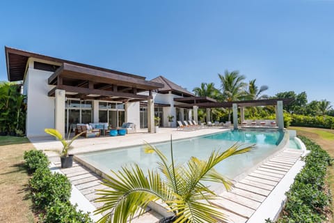 Property building, Patio, Garden, Garden view, Swimming pool, sunbed