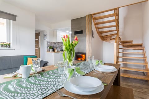 Kitchen or kitchenette, Living room, Seating area, Dining area