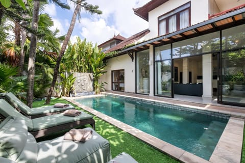 Property building, Garden, Pool view, Swimming pool, sunbed