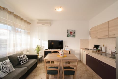 Kitchen or kitchenette, Living room, Seating area