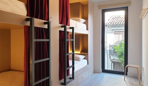 Shower, Property building, Bed, Bathroom, TV and multimedia, Bedroom, bunk bed, Quiet street view