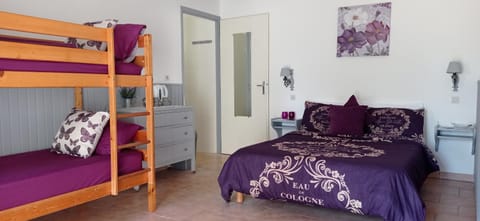 Bedroom, bunk bed