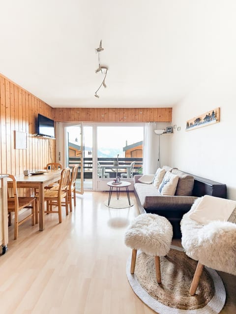 Bed, Living room, Seating area, Dining area