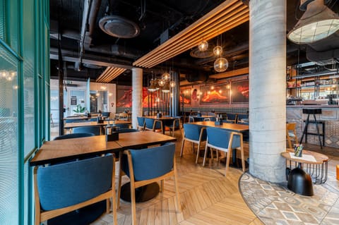 Restaurant/places to eat, Lounge or bar