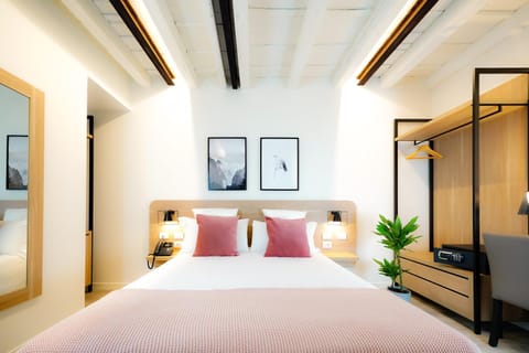 Bed, Photo of the whole room, Decorative detail, Bedroom, locker, safe, wardrobe