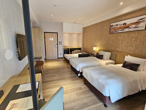 Bed, TV and multimedia, Living room, Photo of the whole room, Seating area, Bedroom