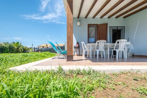 Property building, Patio, Facade/entrance, Day, Garden, Dining area, Garden view