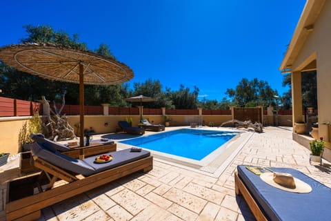 Day, Swimming pool, sunbed