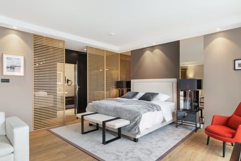 Bed, Living room