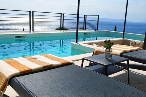 Property building, Pool view, Sea view, Swimming pool, sunbed