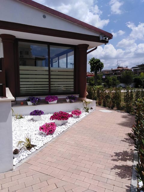 Property building, Day, Garden, Garden view