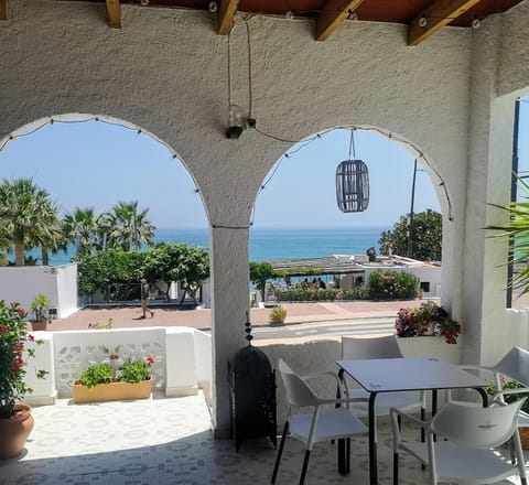 Restaurant/places to eat, Balcony/Terrace