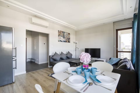 TV and multimedia, Living room, Seating area, Dining area, air conditioner
