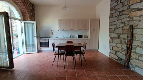 Kitchen or kitchenette, Dining area, minibar, pet friendly