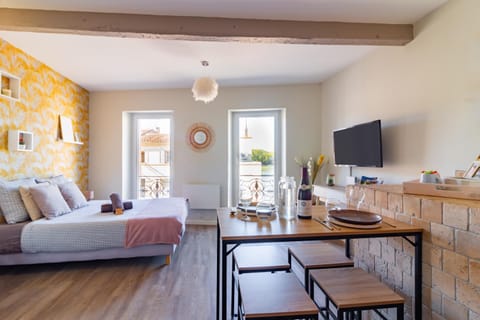 Communal lounge/ TV room, Bed, TV and multimedia, Living room, Photo of the whole room, Seating area, Dining area, Bedroom